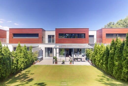außenansicht mit horizontale verkleidung, terrasse, holzverkleidung, property visible, und day time