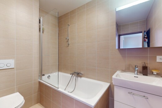 salle de bains avec tile wall, mur en carrelage, inside property, salle de bain complète, et lavabo (ou coiffeuse selon le contexte)
