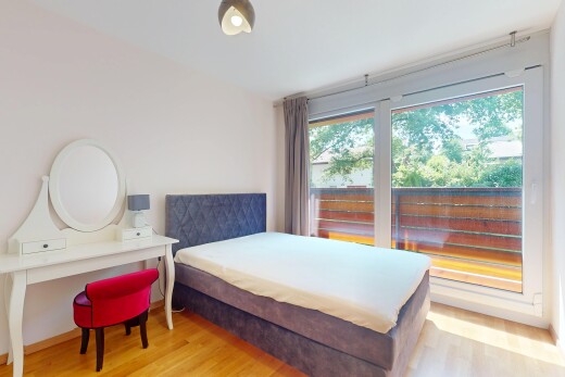 chambre avec inside property, lumière naturelle, natural light, sol en finition bois, et wood finish floor