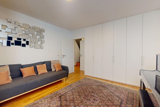 salon avec wood finish floor, sol en finition bois, inside property, drywall, et cloison sèche