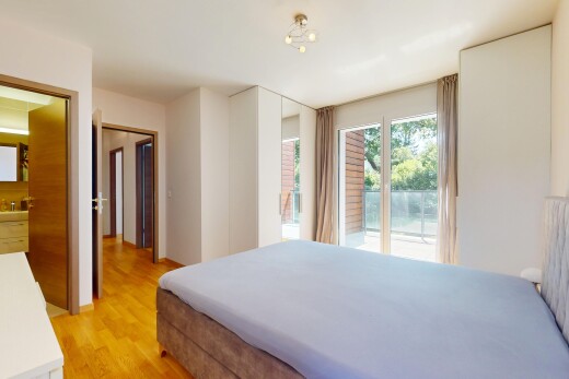 zimmer / schlafzimmer mit außenzugang, inside property, holzfußboden, wood finish floor, und gipskartonwand