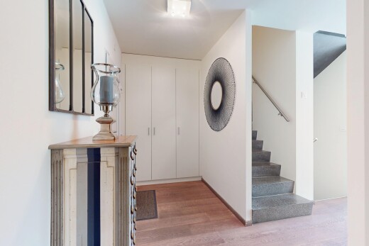 escaliers avec sol en finition bois, wood finish floor, cloison sèche, drywall, et inside property