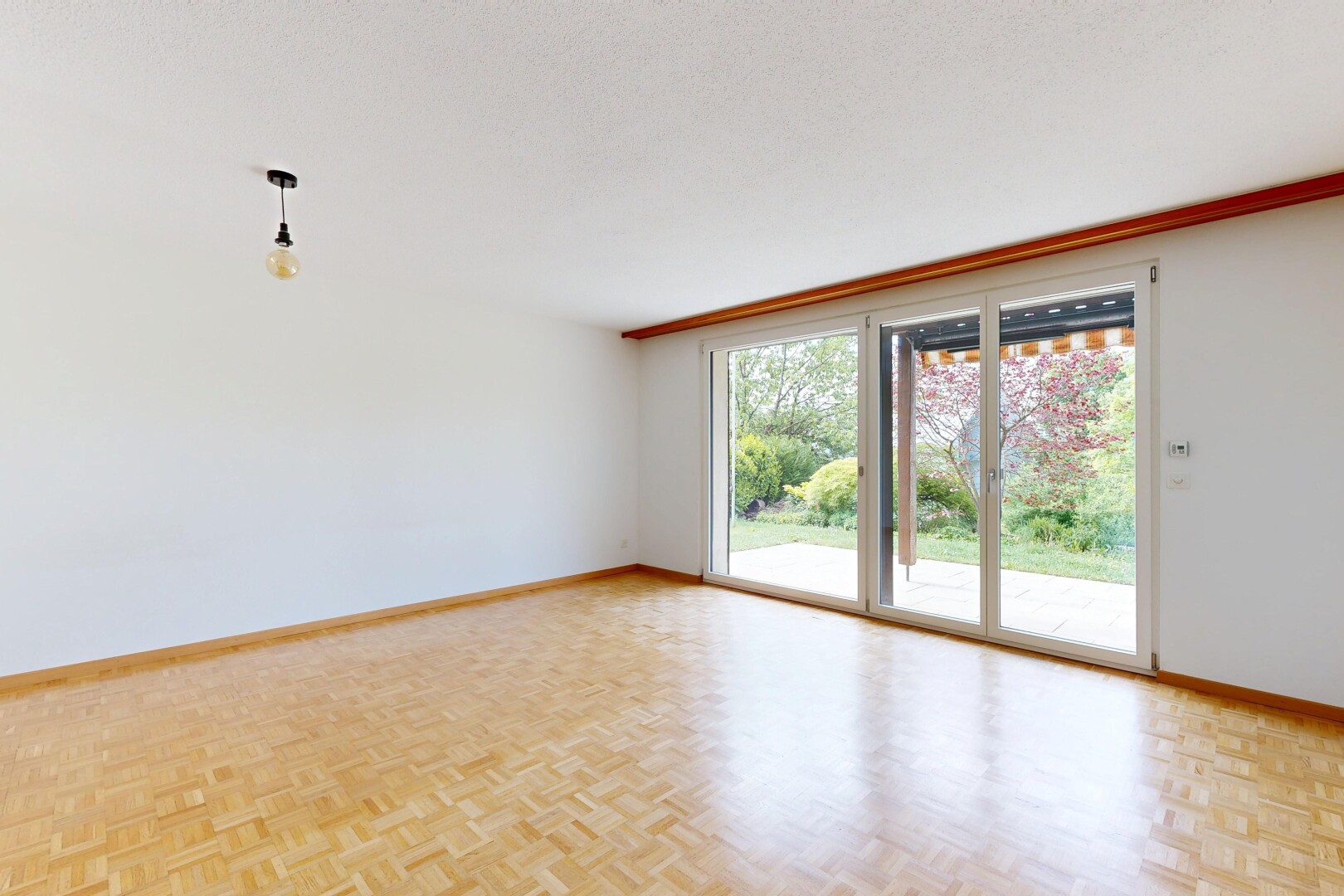 pièce vide avec plinthes murales, baseboards wall, sol en finition bois, wood finish floor, et cloison sèche