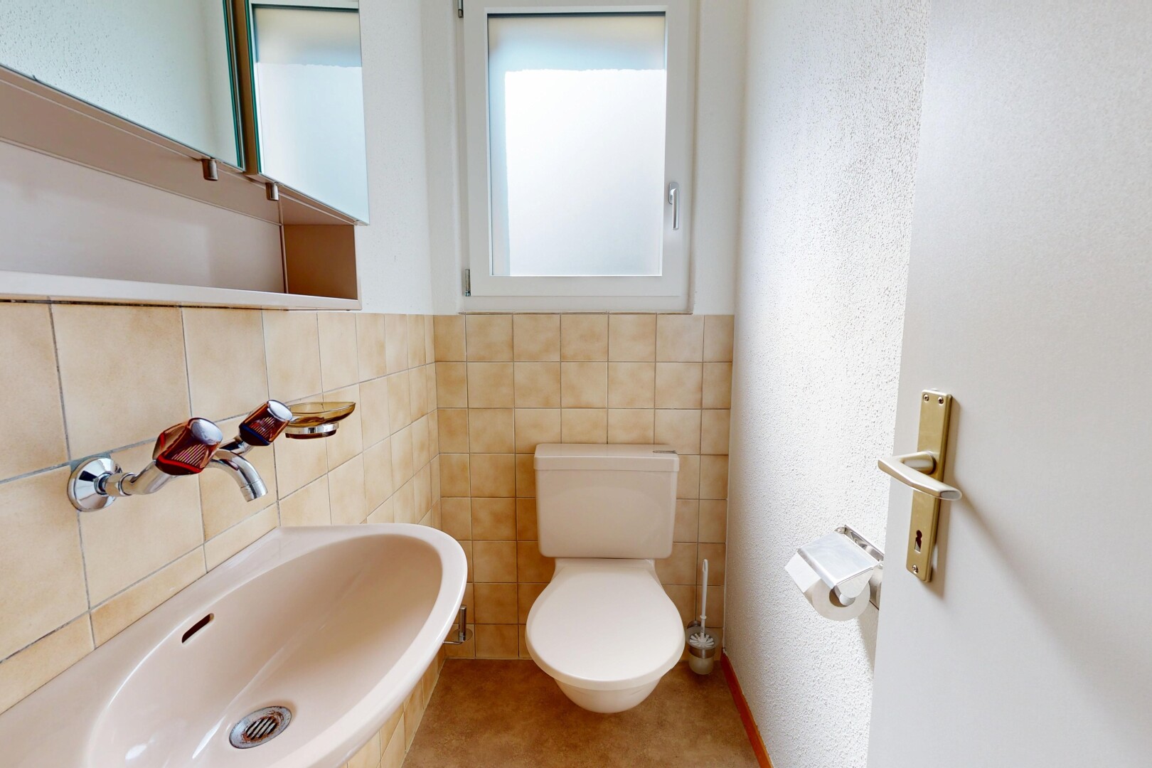 salle de bains avec toilette, inside property, natural light, lumière naturelle, et miroir