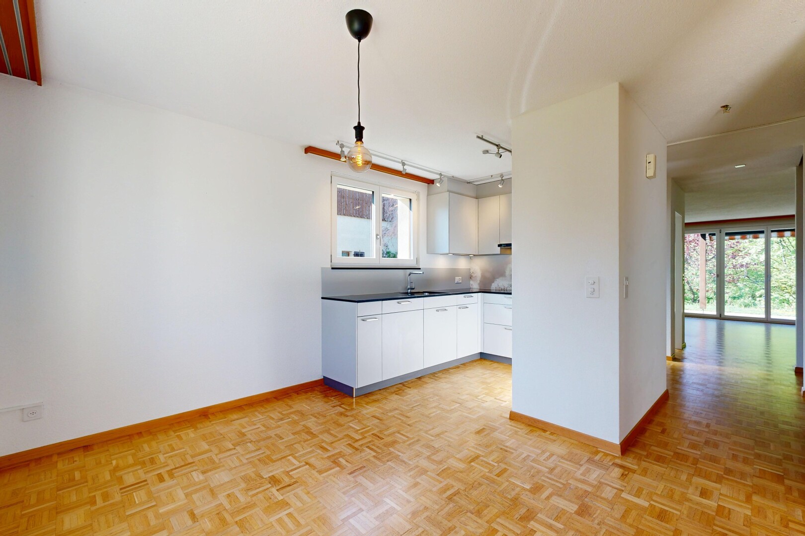 cuisine avec cloison sèche, drywall, plinthes murales, baseboards wall, et inside property