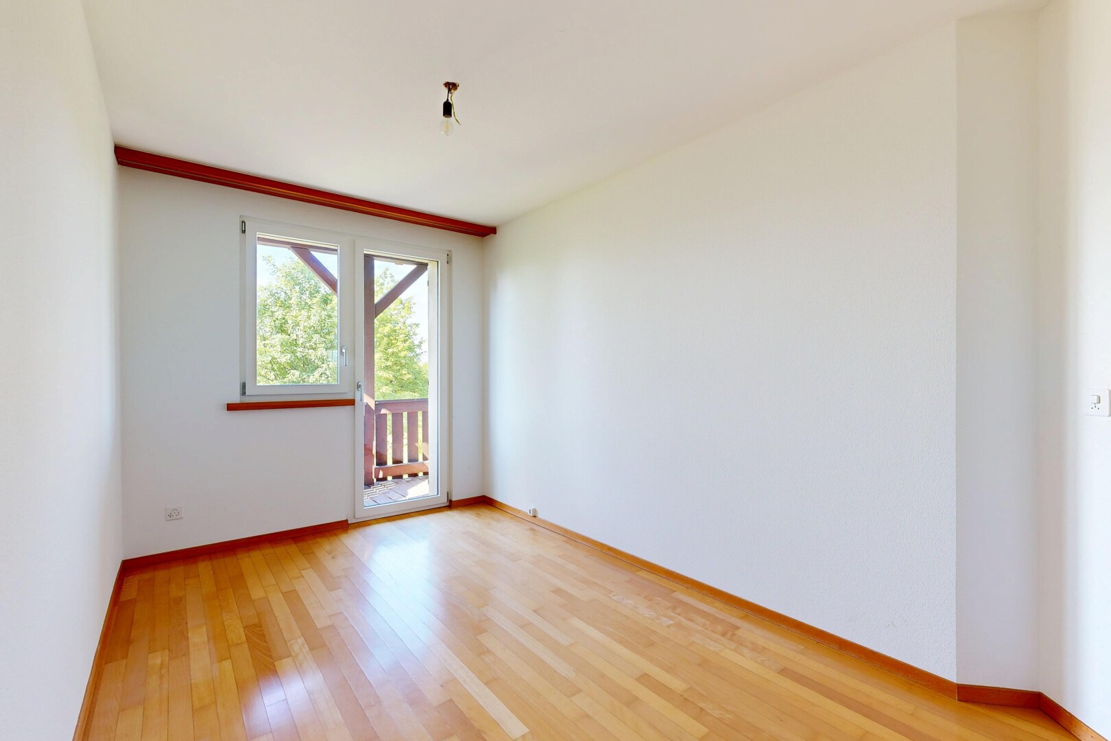 pièce vide avec inside property, wood finish floor, sol en finition bois, drywall, et cloison sèche