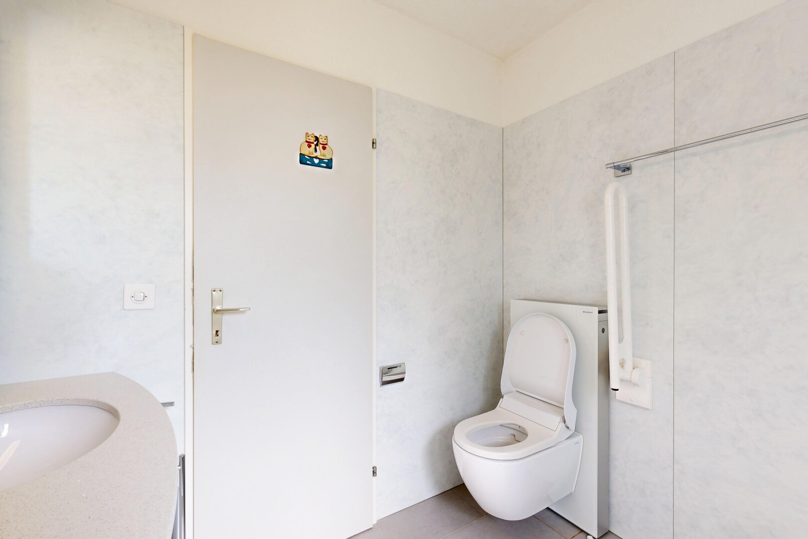 salle de bains avec inside property, évier, lavabo (ou coiffeuse selon le contexte), et light floor