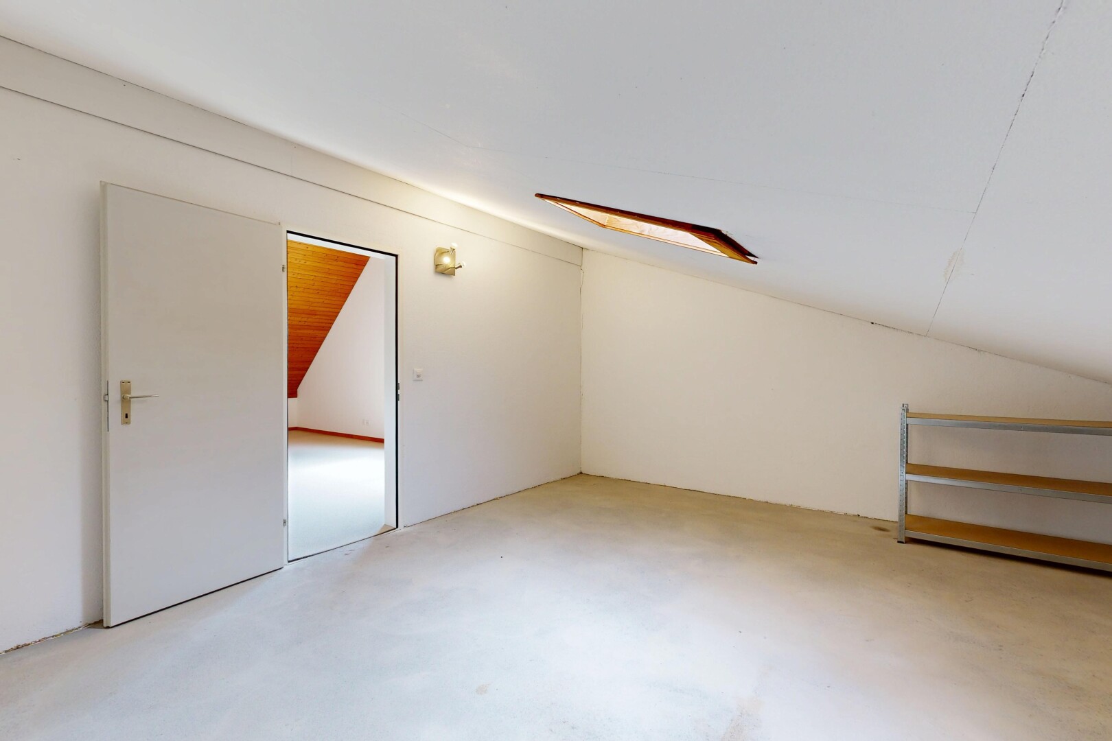 pièce vide avec inside property, vaulted ceiling, plafond voûté, drywall, et cloison sèche