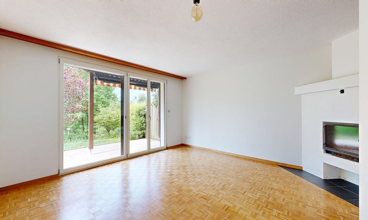pièce vide avec cheminée, sol en finition bois, wood finish floor, cloison sèche, et drywall