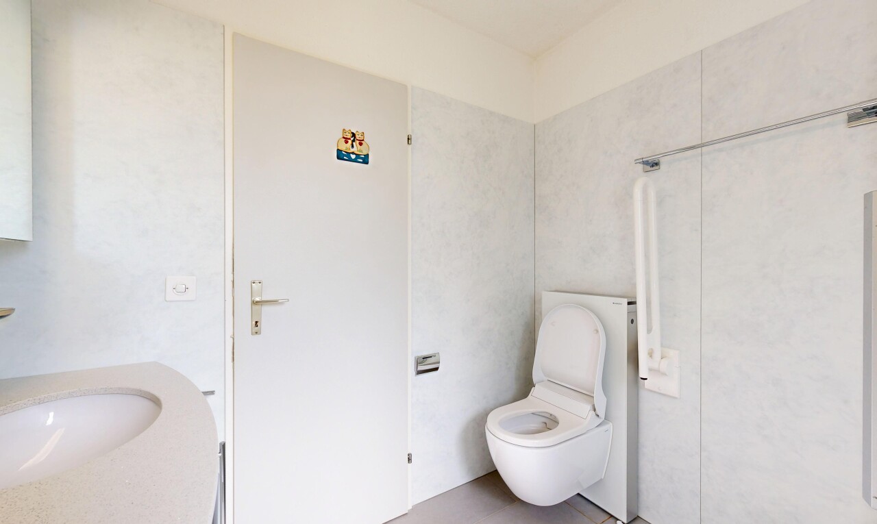 salle de bains avec inside property, évier, lavabo (ou coiffeuse selon le contexte), et light floor