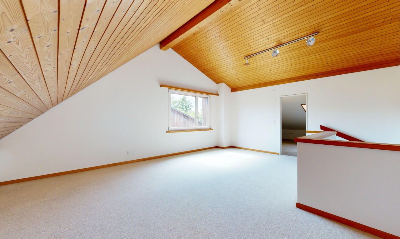 pièce vide avec plafond en bois, wood ceiling, plafond voûté, vaulted ceiling, et moquette