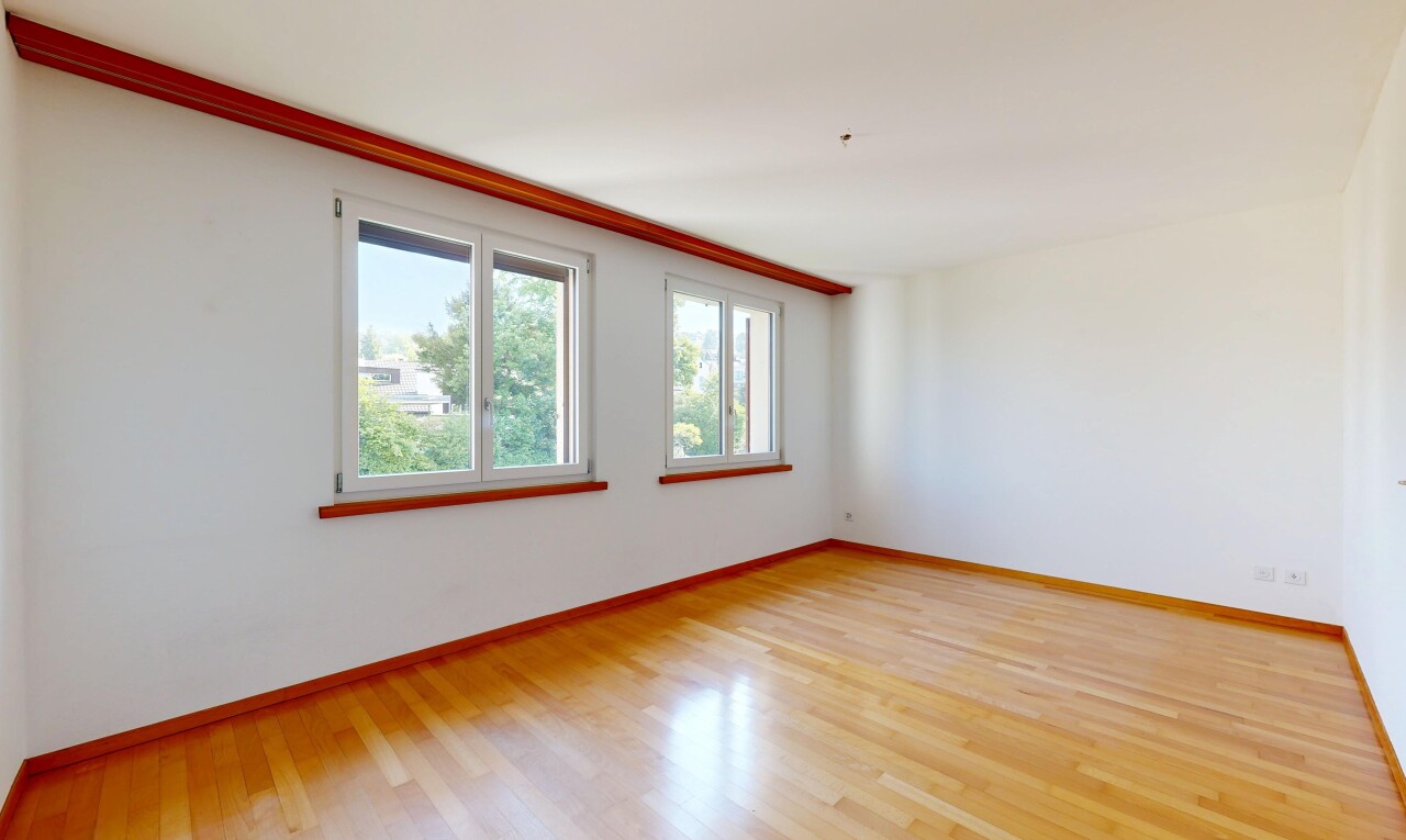 pièce vide avec sol en finition bois, wood finish floor, cloison sèche, drywall, et inside property