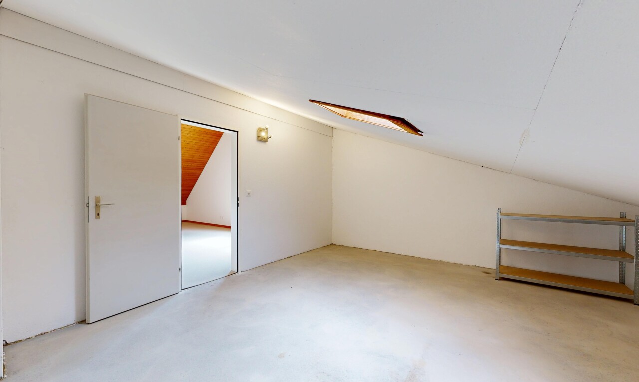 pièce vide avec inside property, vaulted ceiling, plafond voûté, drywall, et cloison sèche