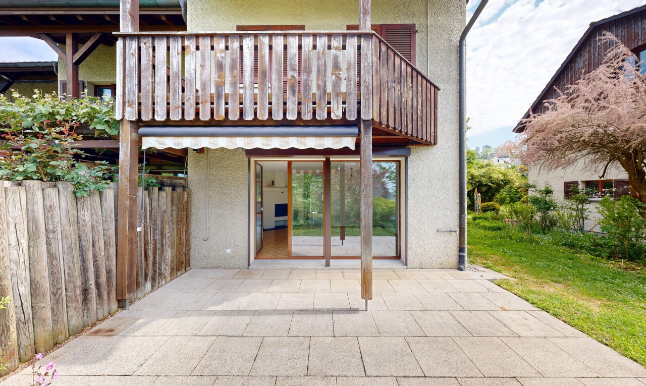 façade avec bardage en stuc, balcon, terrasse, clôture, et from property