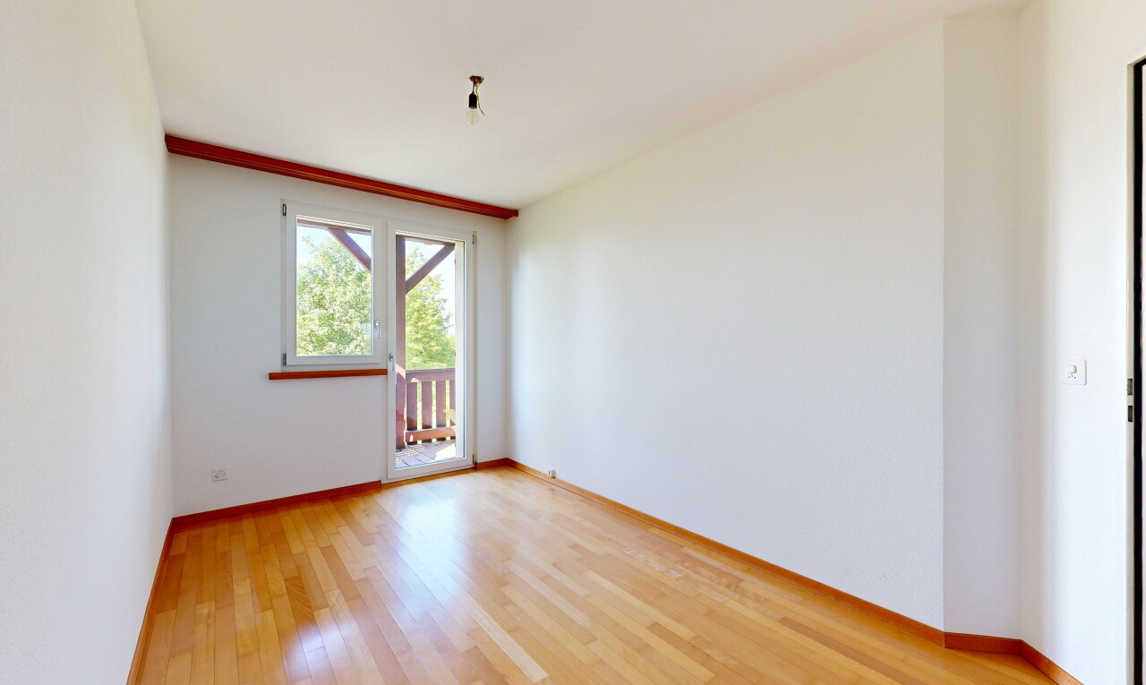 pièce vide avec inside property, wood finish floor, sol en finition bois, drywall, et cloison sèche
