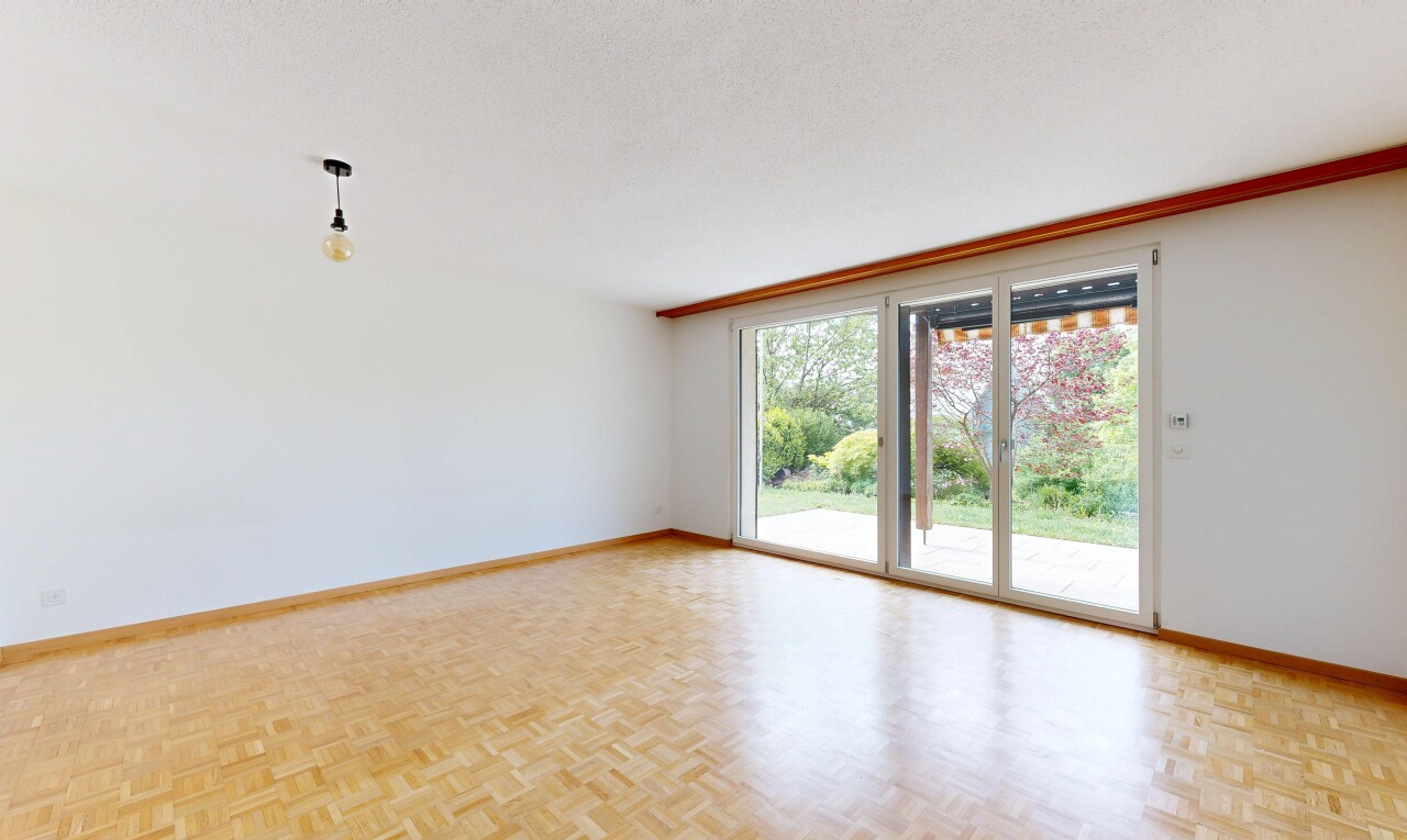 pièce vide avec plinthes murales, baseboards wall, sol en finition bois, wood finish floor, et cloison sèche