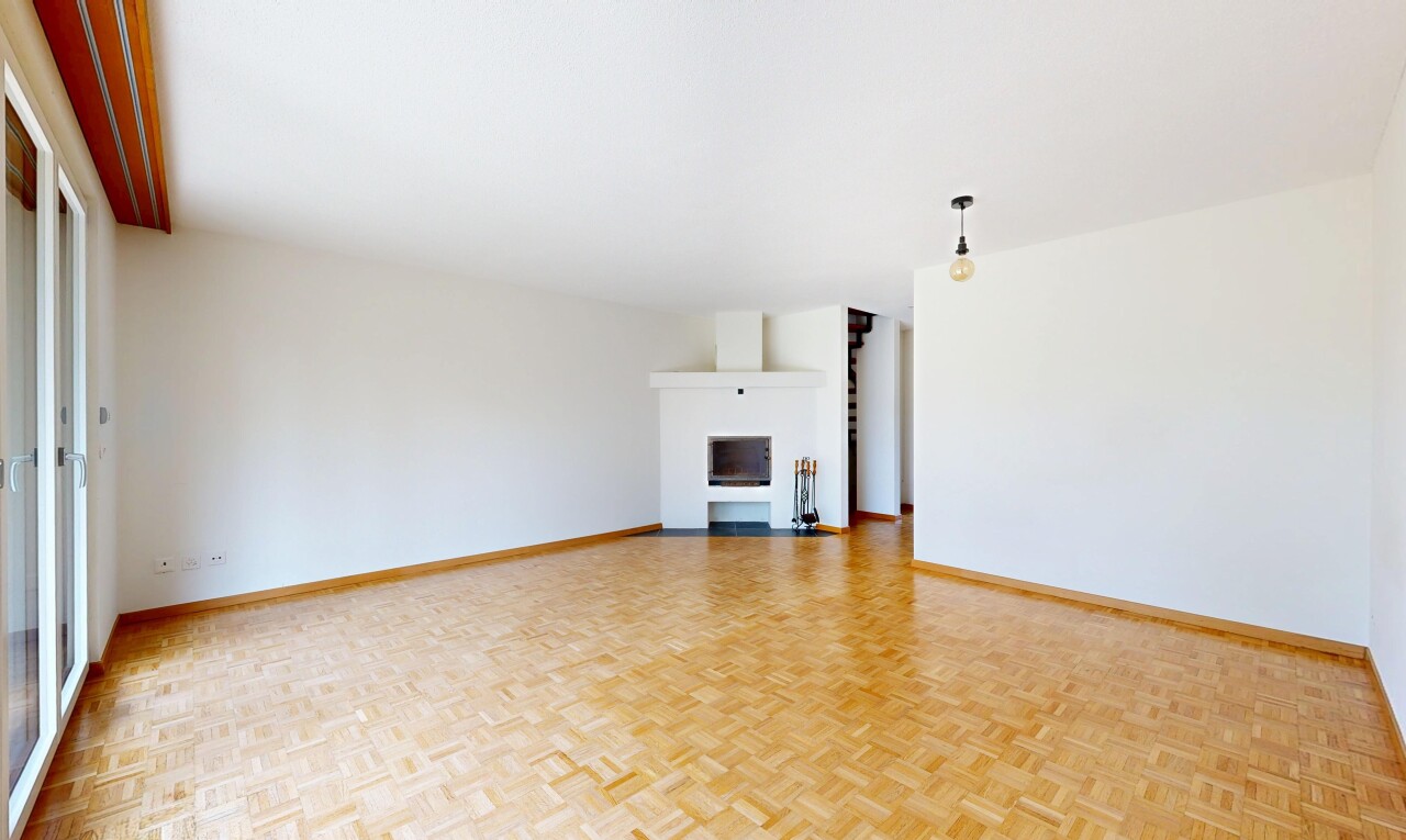 pièce vide avec parquet floor, sol en finition bois, wood finish floor, cheminée, et cloison sèche