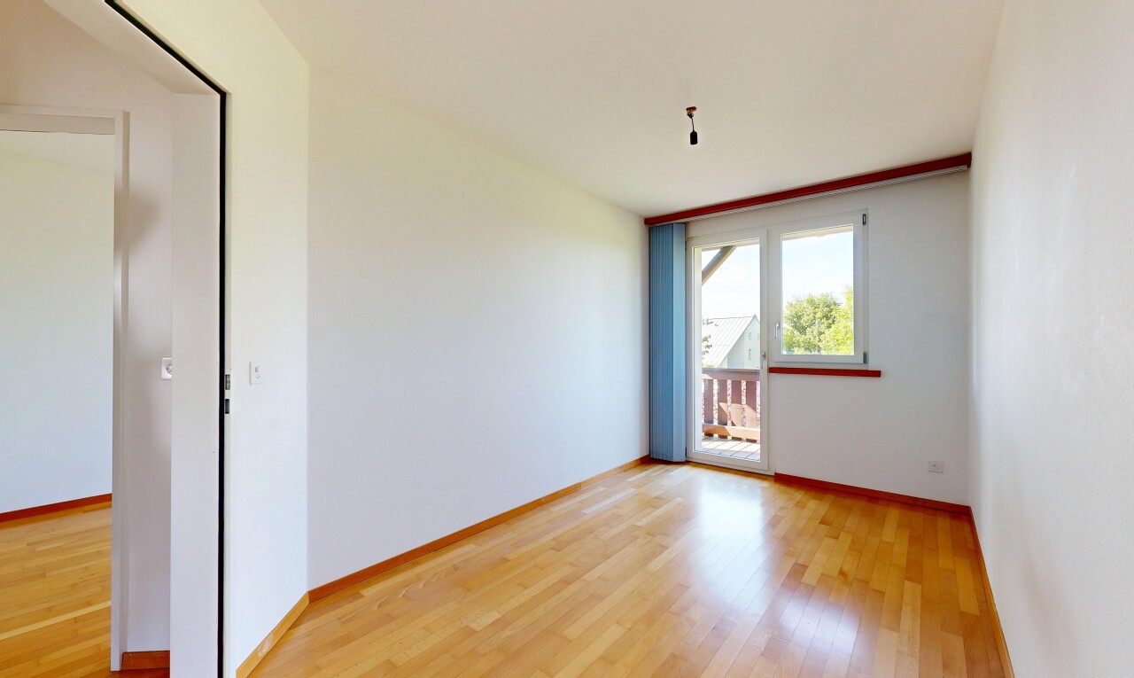 pièce vide avec cloison sèche, drywall, inside property, sol en finition bois, et wood finish floor