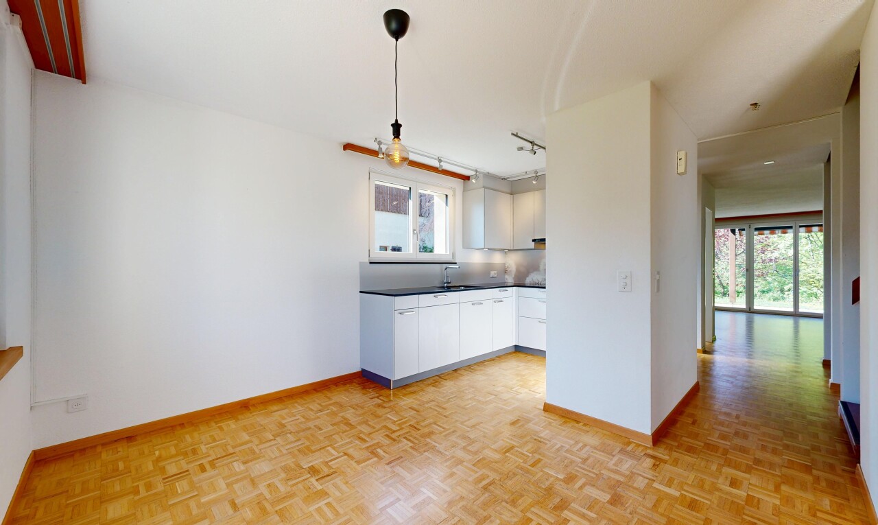 cuisine avec cloison sèche, drywall, plinthes murales, baseboards wall, et inside property