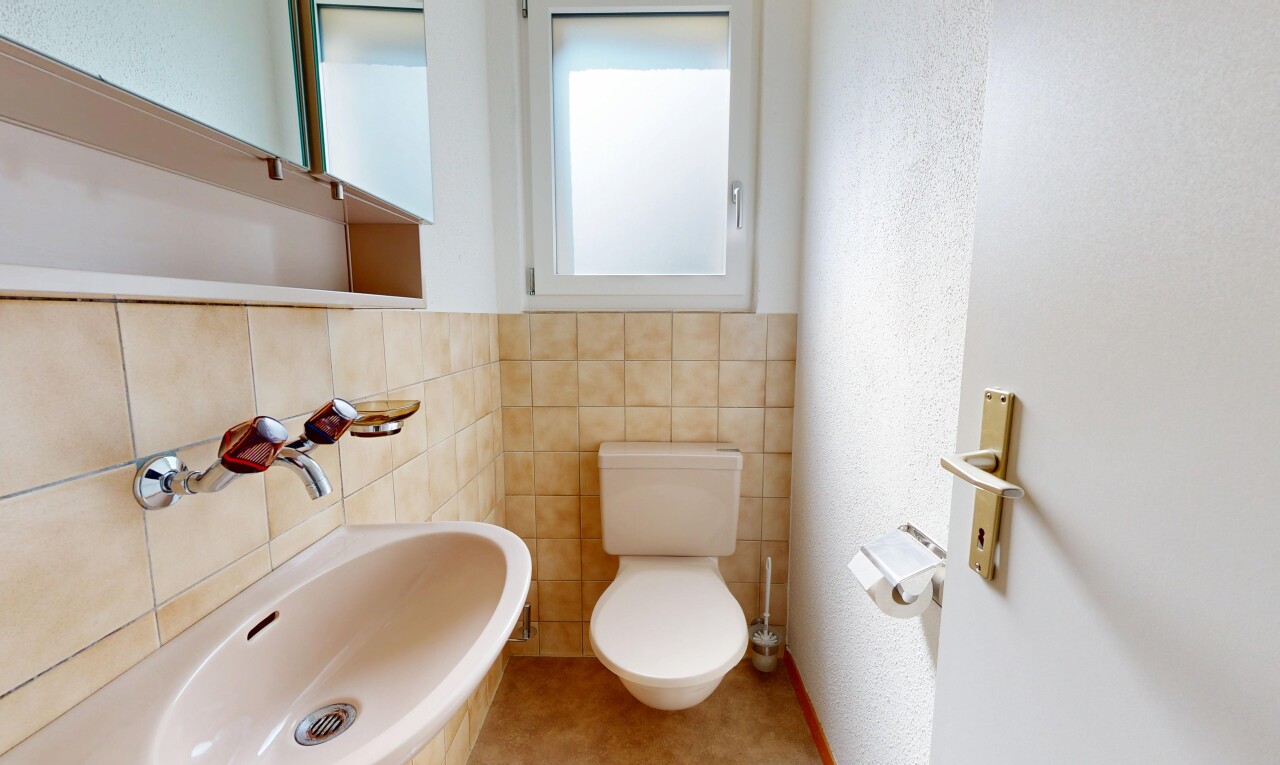 salle de bains avec toilette, inside property, natural light, lumière naturelle, et miroir