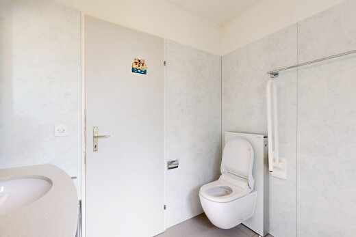 salle de bains avec inside property, évier, lavabo (ou coiffeuse selon le contexte), et light floor