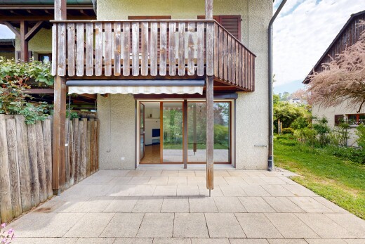 façade avec bardage en stuc, balcon, terrasse, clôture, et from property