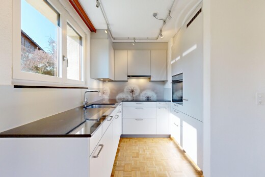 cuisine avec plans de travail, dark countertops, parquet floor, sol en finition bois, et wood finish floor