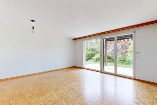 pièce vide avec plinthes murales, baseboards wall, sol en finition bois, wood finish floor, et cloison sèche