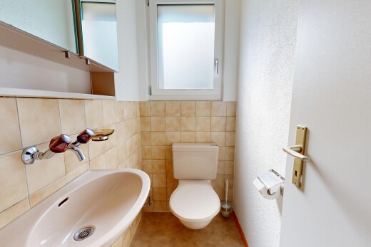 salle de bains avec toilette, inside property, natural light, lumière naturelle, et miroir