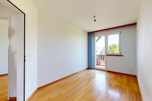 pièce vide avec cloison sèche, drywall, inside property, sol en finition bois, et wood finish floor