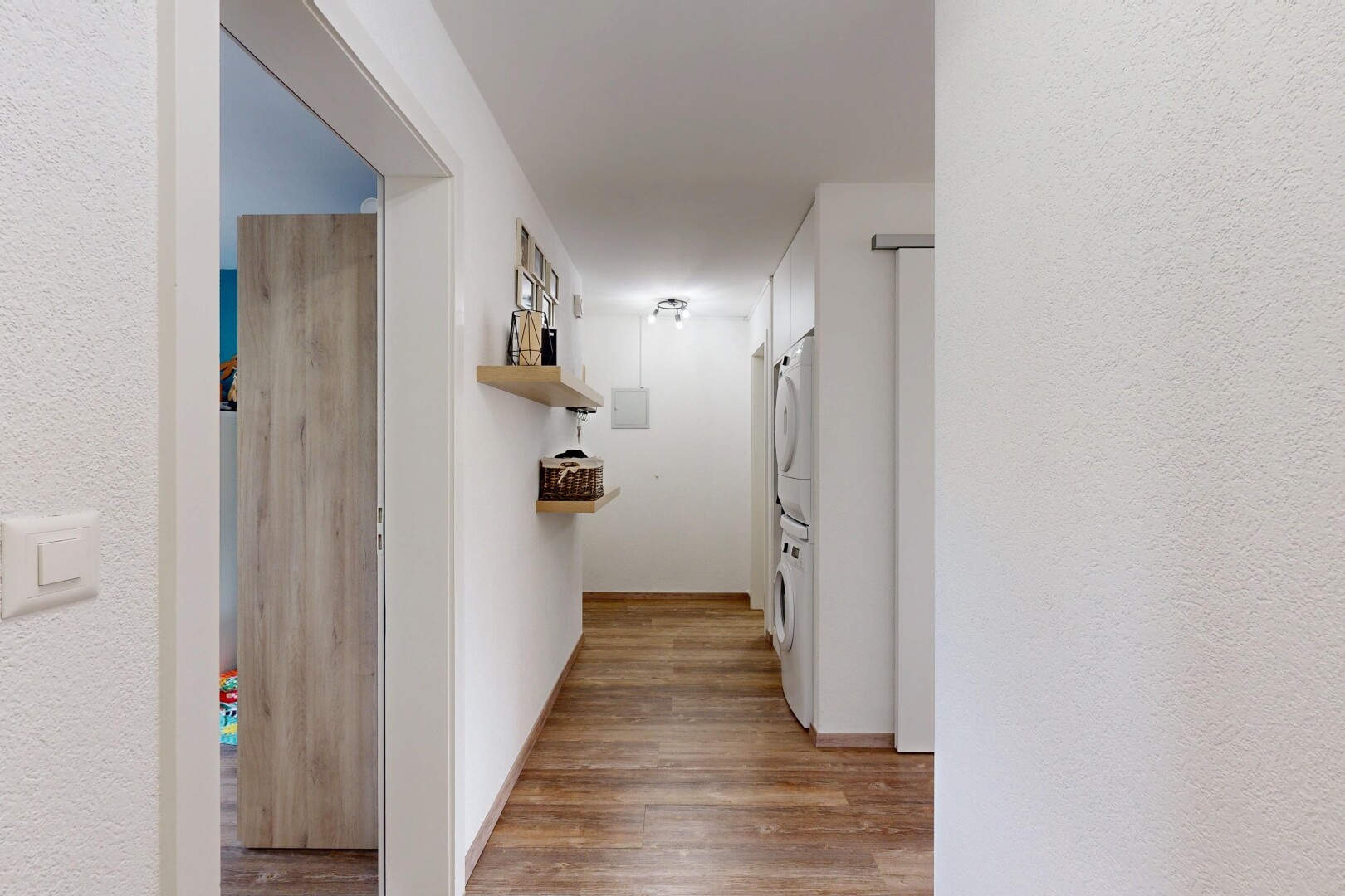 halle / korridor mit waschturm, holzfußboden, wood finish floor, strukturierte wand, und textured wall