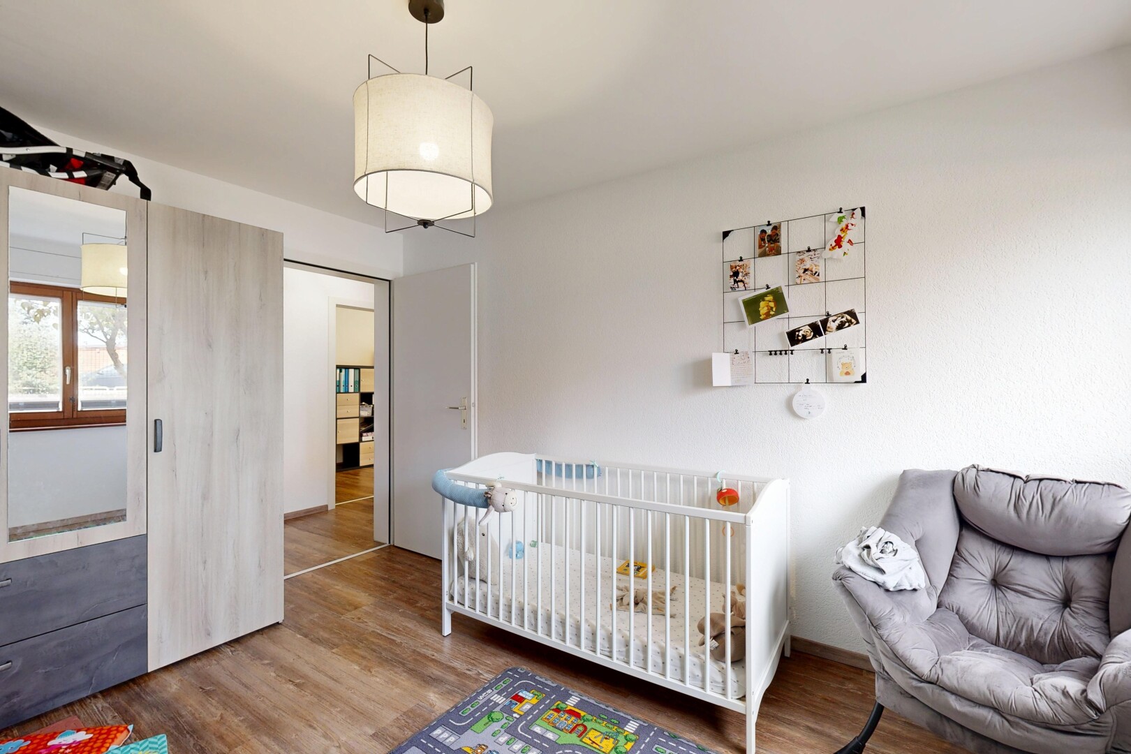 zimmer / schlafzimmer mit drywall, gipskartonwand, wood finish floor, holzfußboden, und inside property