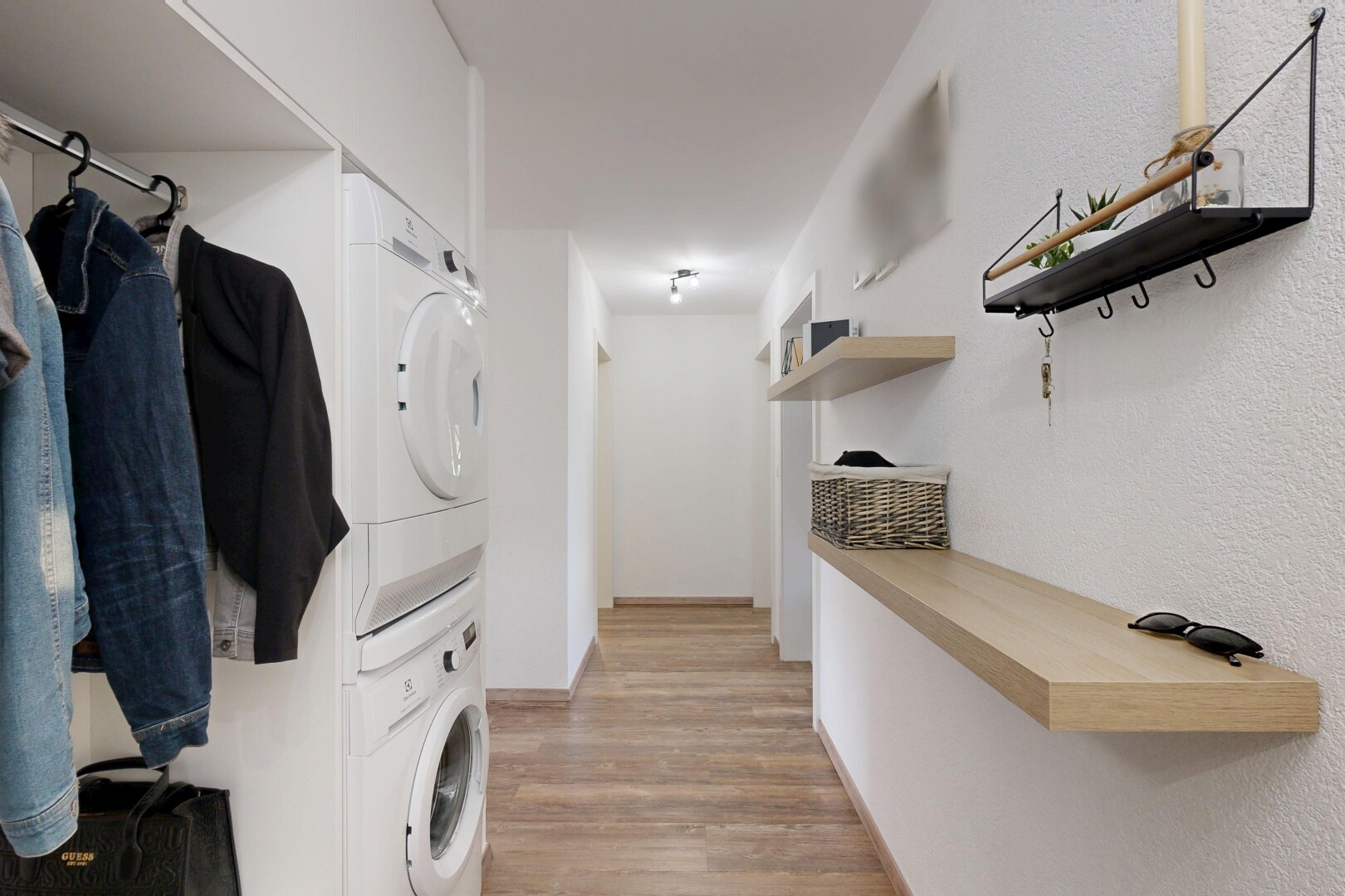 wäschekammer mit wäscherei, waschturm, inside property, light floor, und holzfußboden