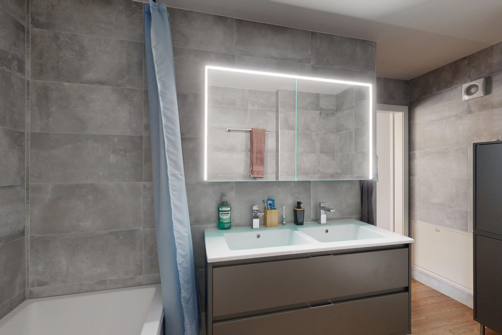 bad mit komplettes badezimmer, doppelwaschtisch, kombiniertes bad / dusche, spiegel, und tile wall