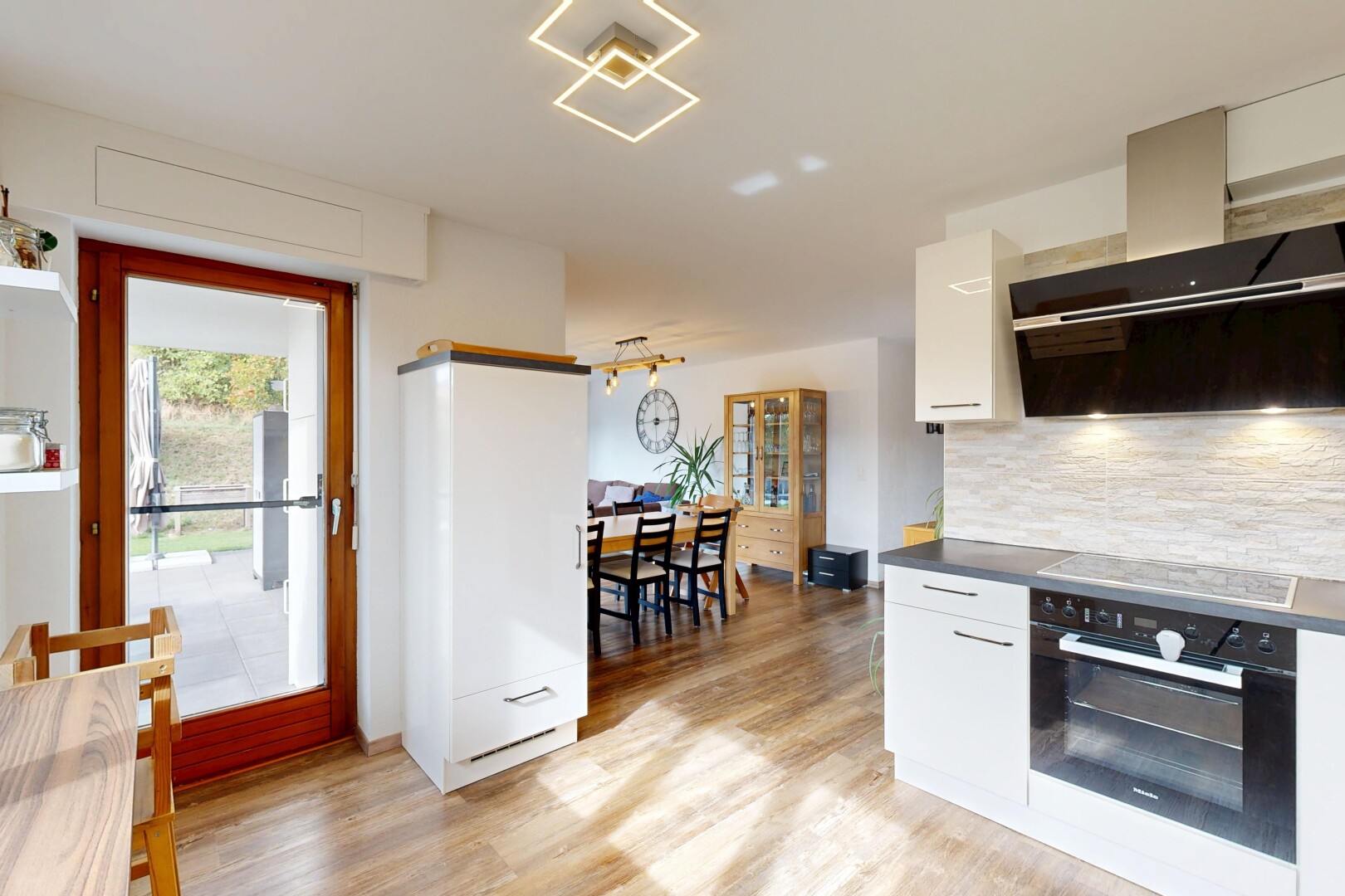 küche mit dunstabzugshaube, ofen, light floor, white cabinets, und weiße schränke