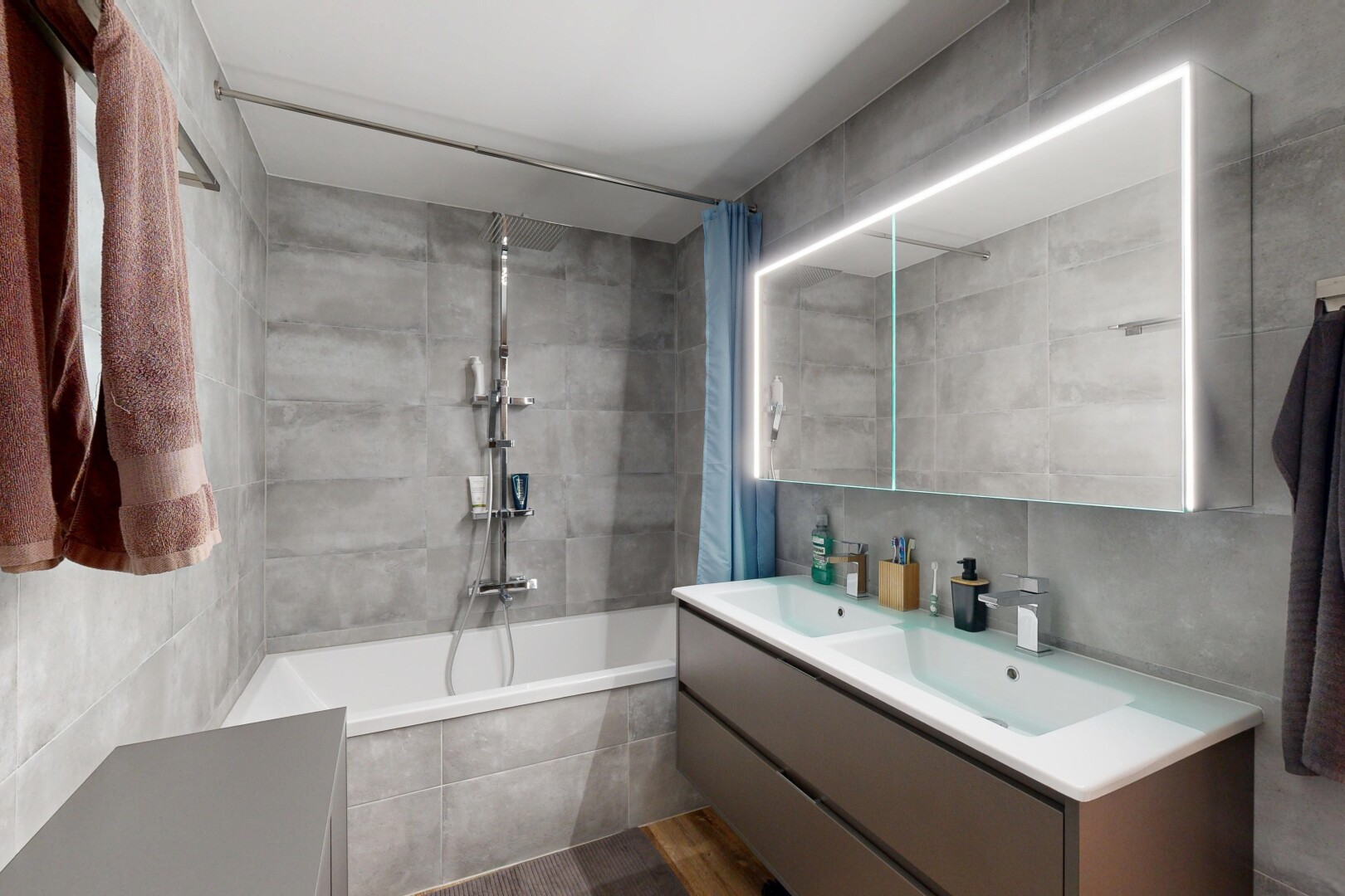 bad mit kombiniertes bad / dusche, komplettes badezimmer, doppelwaschtisch, waschbecken, und tile wall