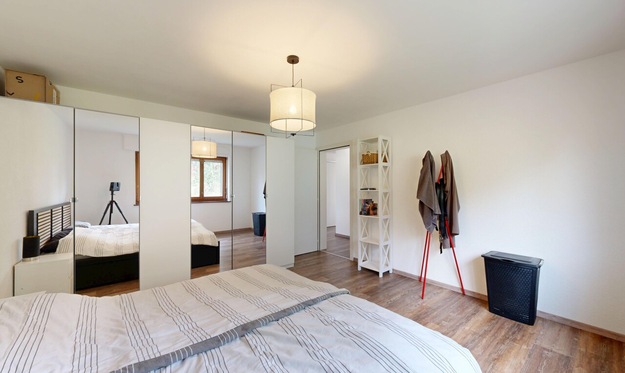 zimmer / schlafzimmer mit pendelleuchte, kleiderschrank, drywall, gipskartonwand, und doppelschrank