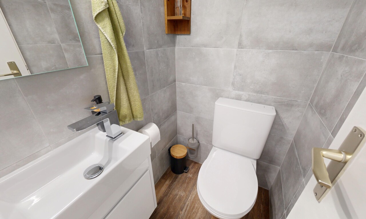 bad mit toilette, schminktisch, spiegel, tile wall, und fliesenwand