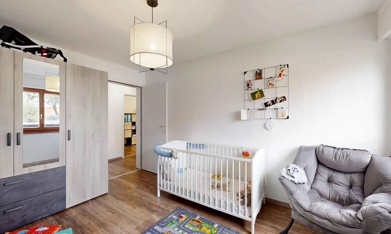 zimmer / schlafzimmer mit drywall, gipskartonwand, wood finish floor, holzfußboden, und inside property