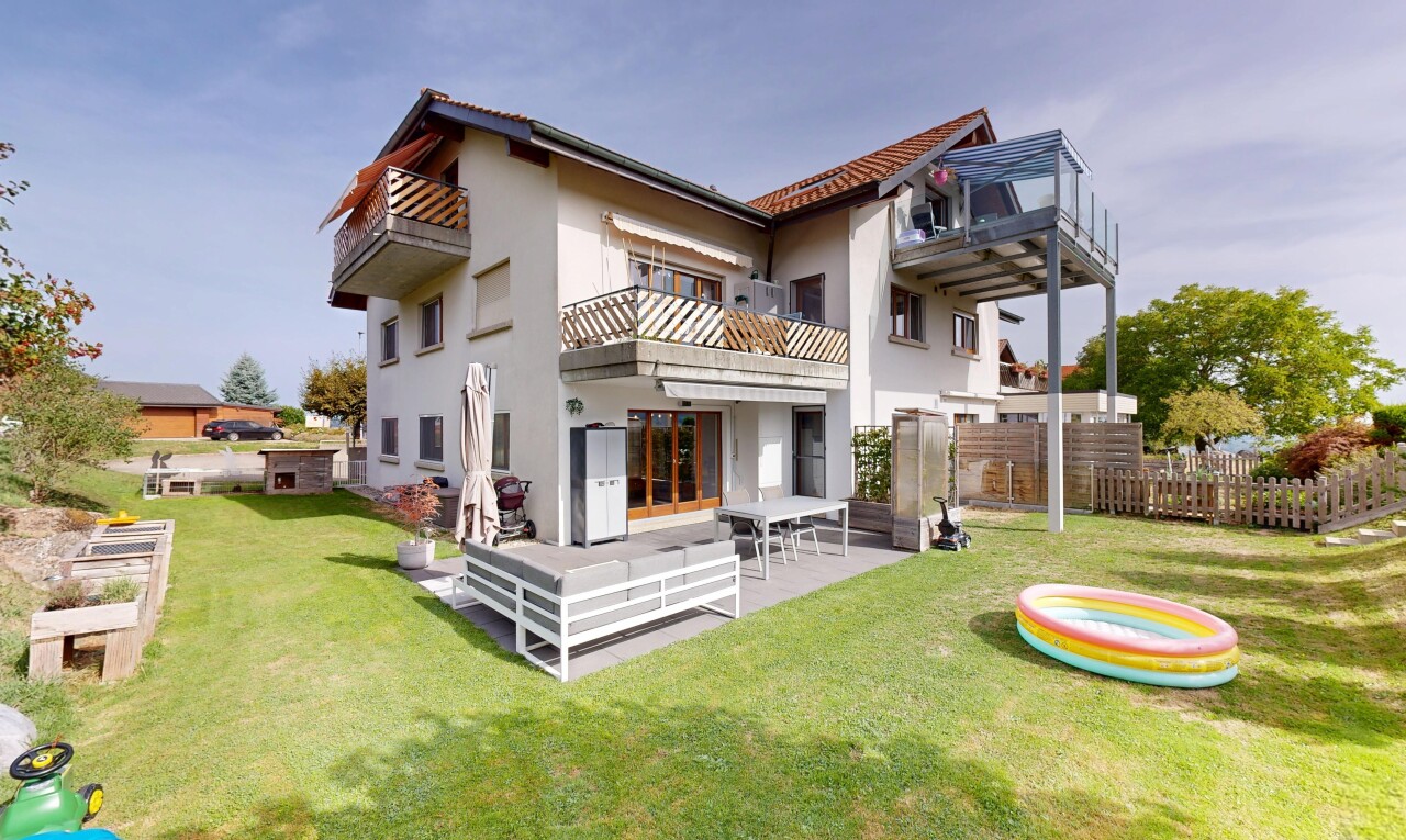 außenansicht mit rasen, property visible, zaun, balkon, und stuckverkleidung