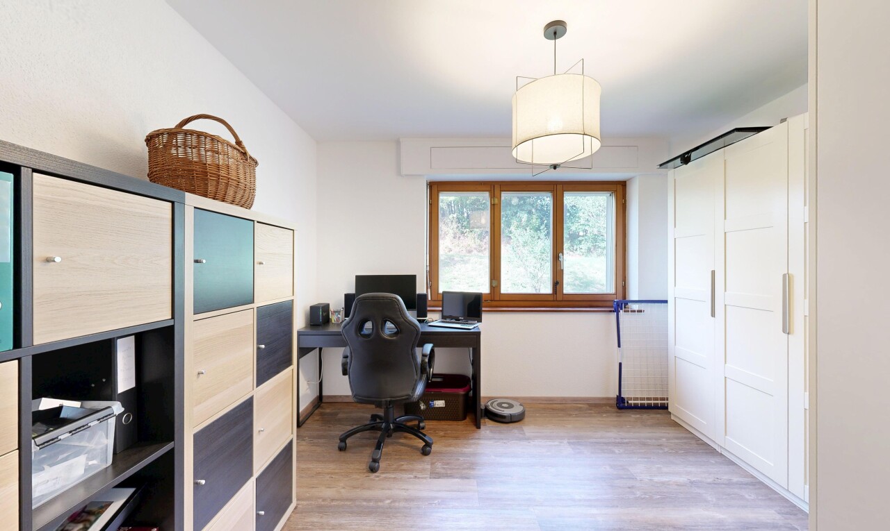 büro mit gipskartonwand, drywall, pendelleuchte, holzfußboden, und wood finish floor