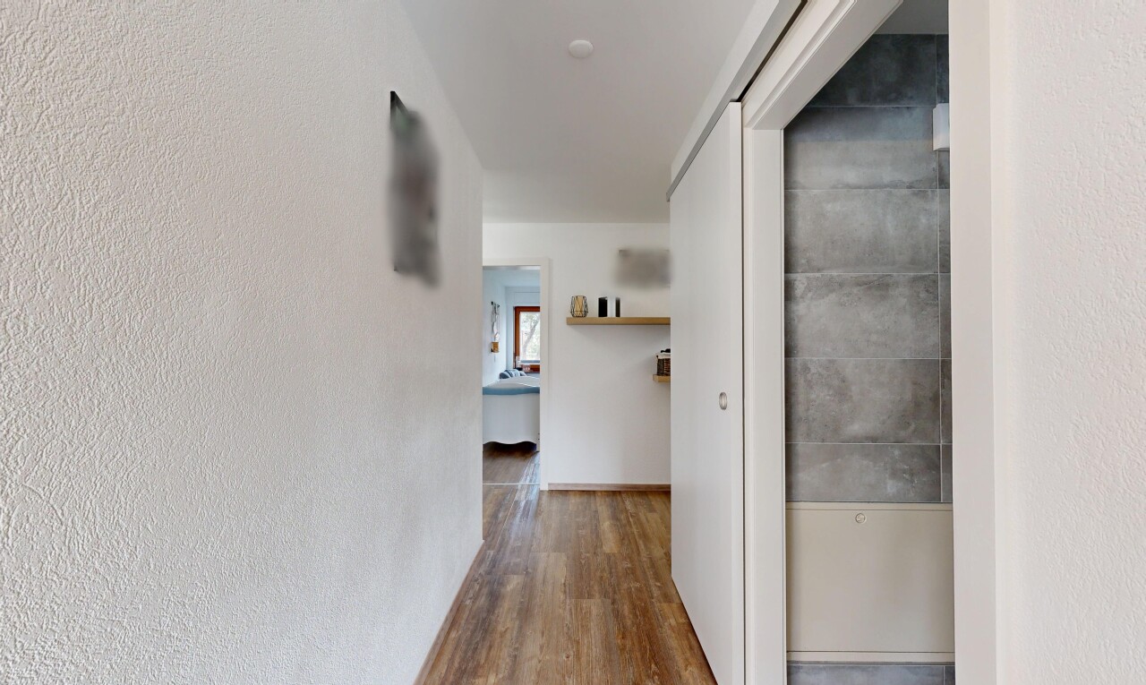 halle / korridor mit strukturierte wand, textured wall, inside property, holzfußboden, und wood finish floor