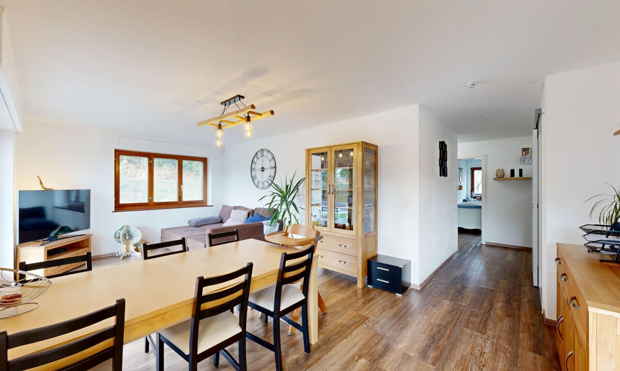 esszimmer mit fernseher, drywall, gipskartonwand, wood finish floor, und holzfußboden