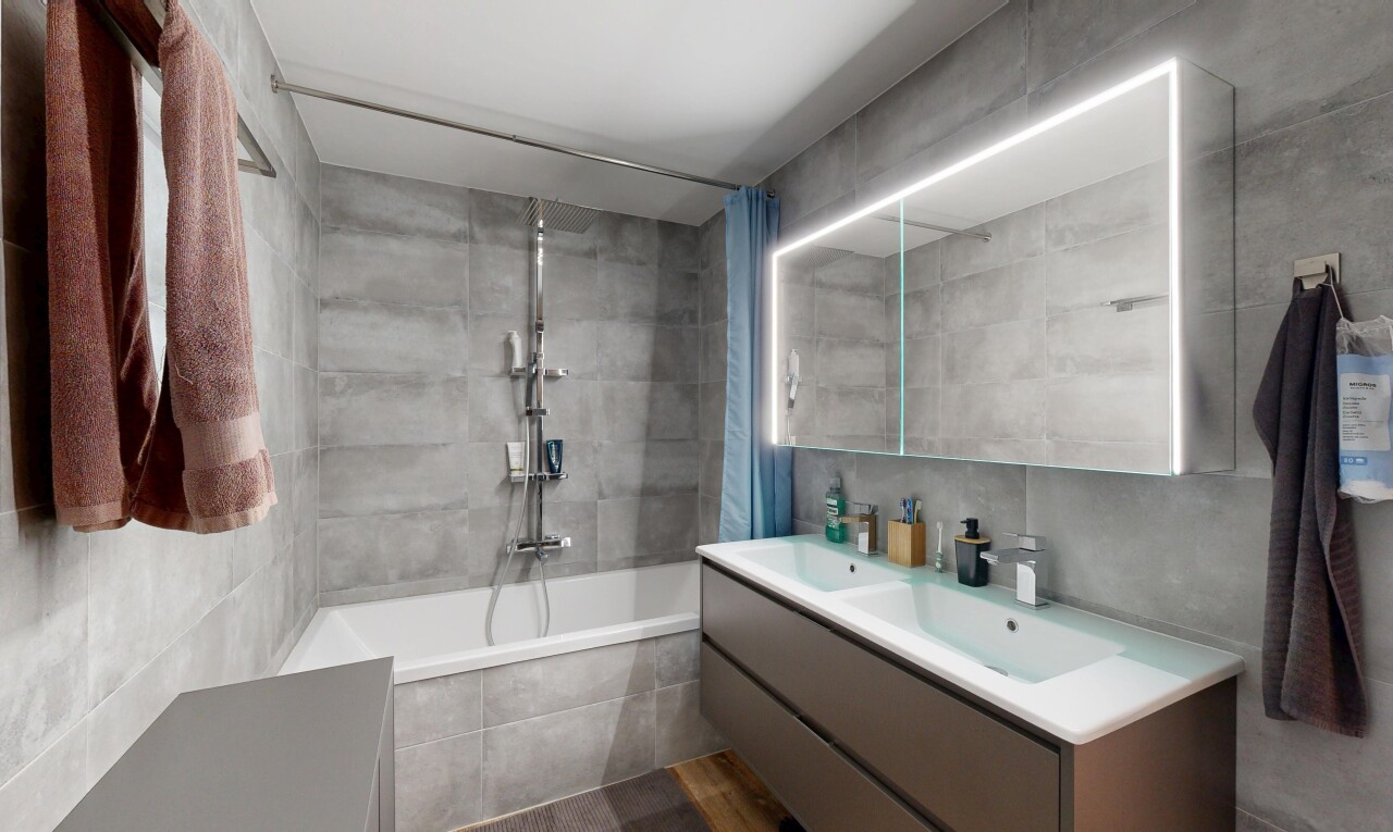 bad mit kombiniertes bad / dusche, komplettes badezimmer, doppelwaschtisch, waschbecken, und tile wall