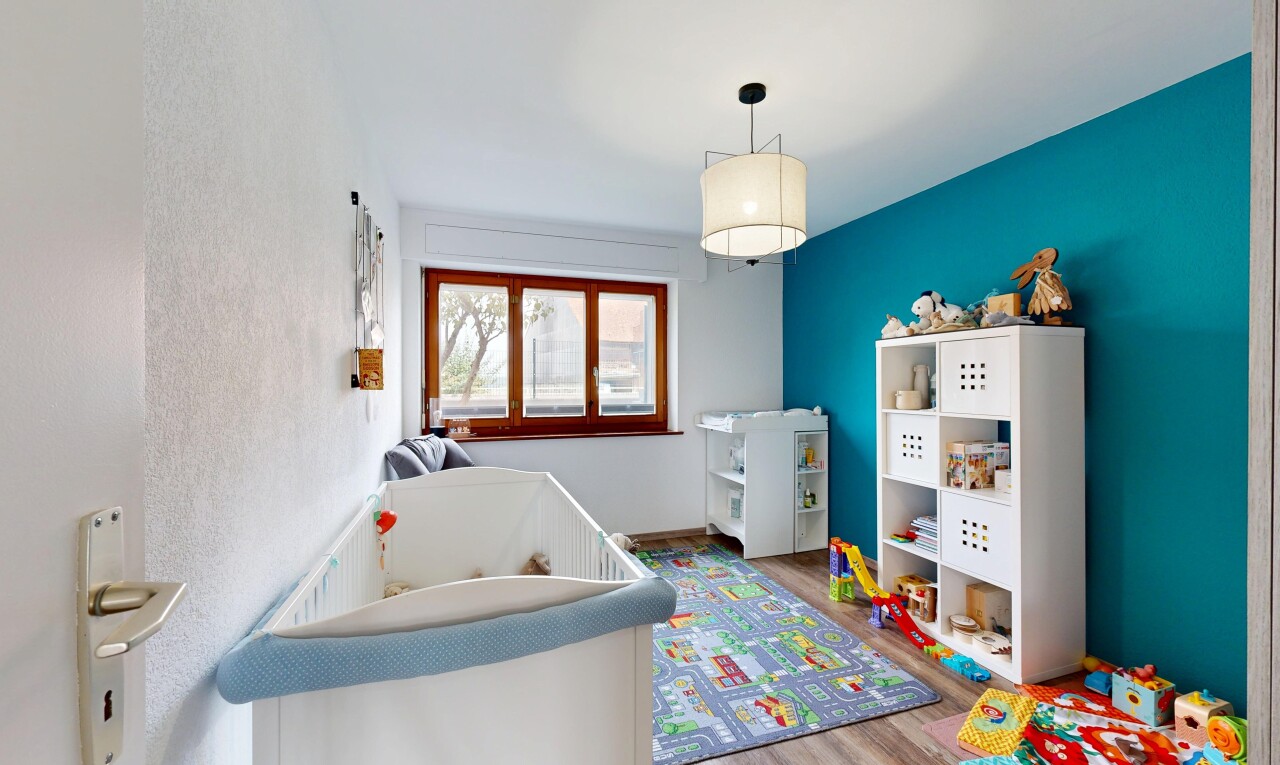 zimmer / schlafzimmer mit pendelleuchte, wood finish floor, holzfußboden, und inside property