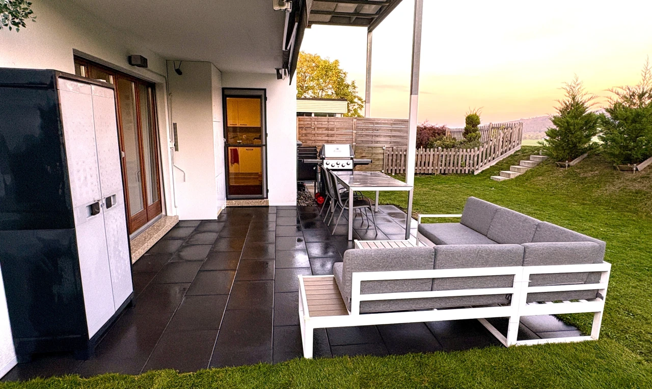 terrasse avec dusk, clôture, from property, terrasse, et espace de vie extérieur