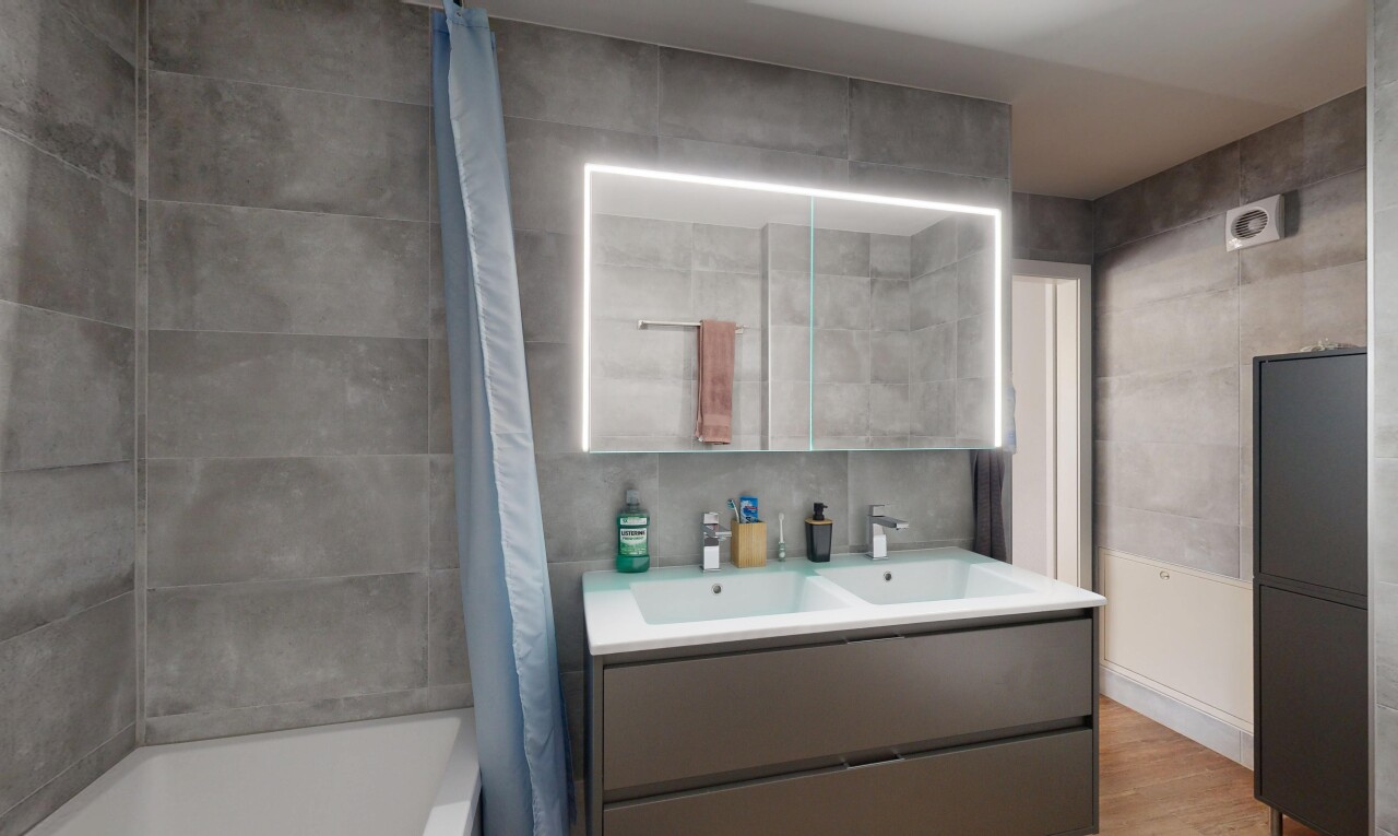 bad mit komplettes badezimmer, doppelwaschtisch, kombiniertes bad / dusche, spiegel, und tile wall