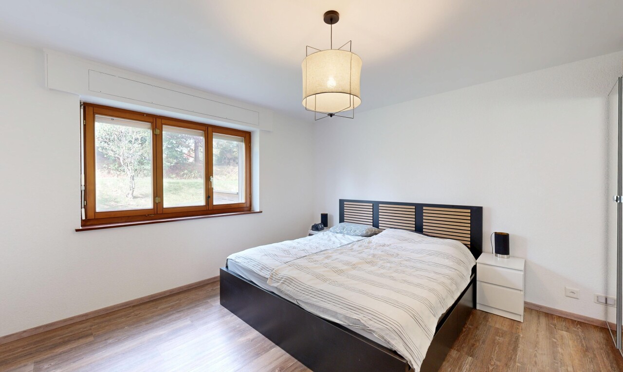 zimmer / schlafzimmer mit drywall, gipskartonwand, wood finish floor, holzfußboden, und baseboards wall