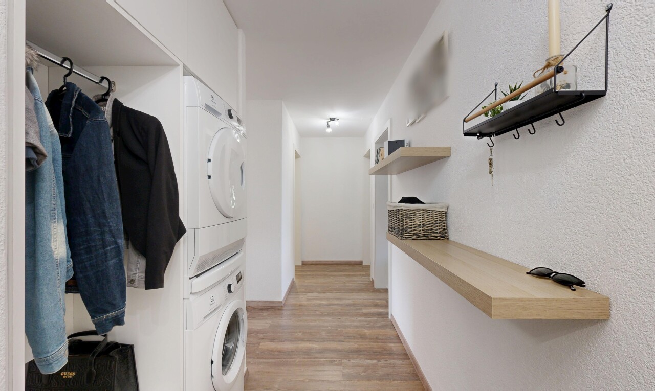 wäschekammer mit wäscherei, waschturm, inside property, light floor, und holzfußboden