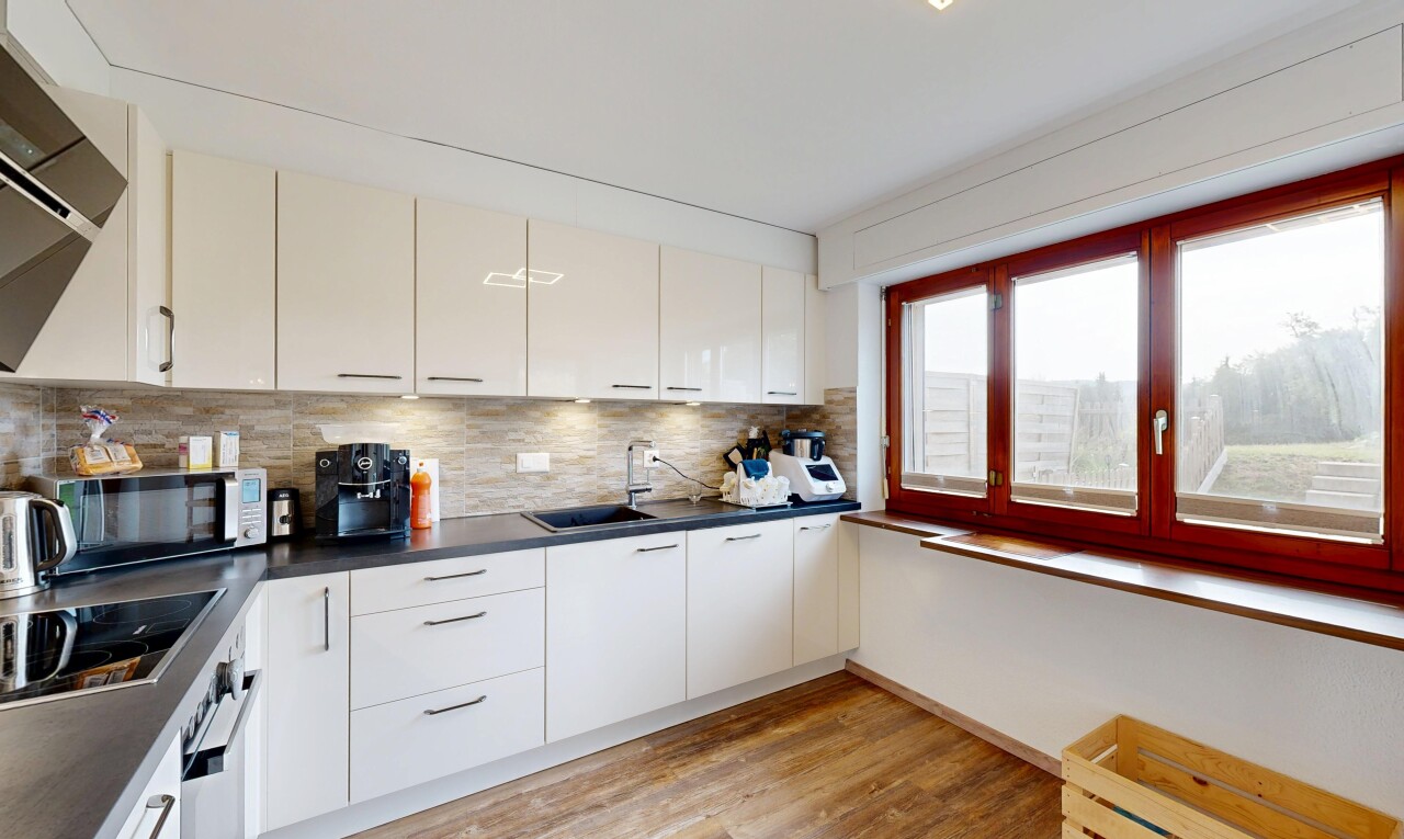 küche mit dark countertops, arbeitsplatten, mikrowelle, inside property, und herd
